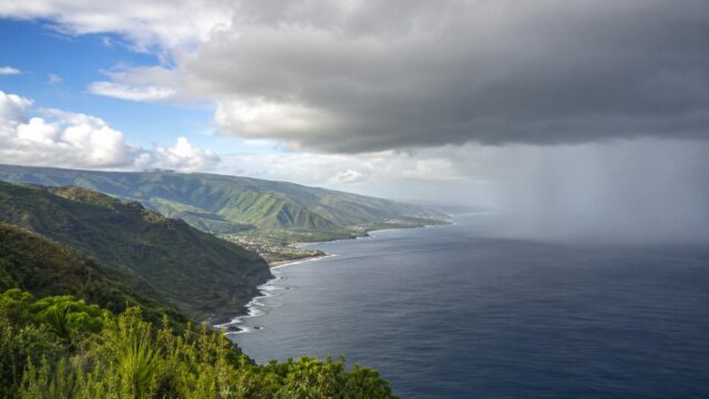 Météo à La Réunion ce lundi : des averses à l’Est, un temps plus lumineux à l’Ouest